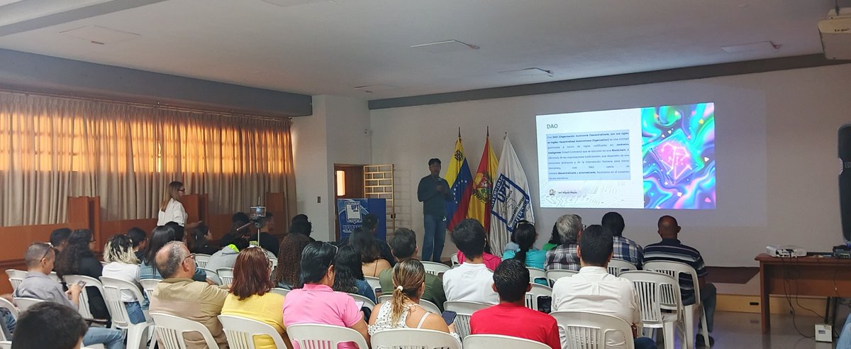 Para cerrar, el Prof. Miguel Mejías nos introdujo al mundo de las DAOs (Organizaciones Descentralizadas Autónomas), mostrando cómo estos nuevos modelos organizacionales están redefiniendo la gobernanza y la cooperación. 🏛️