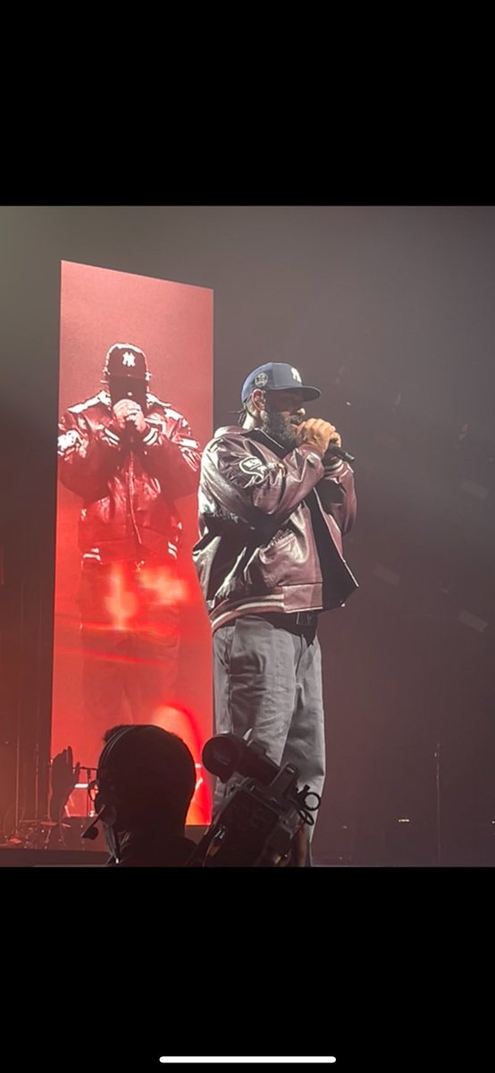 angiepossible's tweet photo. Je viens de sortir du concert de @lafouine78 à Bercy, et franchement Il a rappelé à tout le monde qu’il reste une légende du rap.
Petit thread sur une soirée de ✨qualité✨.
Le gars est venu pour éteindre la concurrence. https://t.co/fEzbuGXs4F