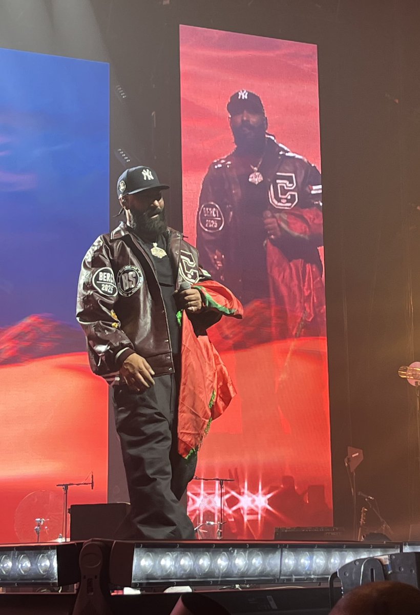 angiepossible's tweet photo. Je viens de sortir du concert de @lafouine78 à Bercy, et franchement Il a rappelé à tout le monde qu’il reste une légende du rap.
Petit thread sur une soirée de ✨qualité✨.
Le gars est venu pour éteindre la concurrence. https://t.co/fEzbuGXs4F