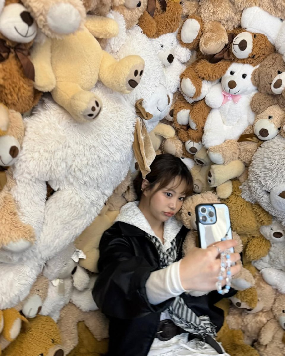 3piece_updates's tweet photo. ★ 080425
Iya's Instagram update
— Ahhh- I like being buried(in teddy bears)-🧸🧸🧸
#3piece #쓰리피스 #피어올라 #Light_up https://t.co/U0IujRVn27