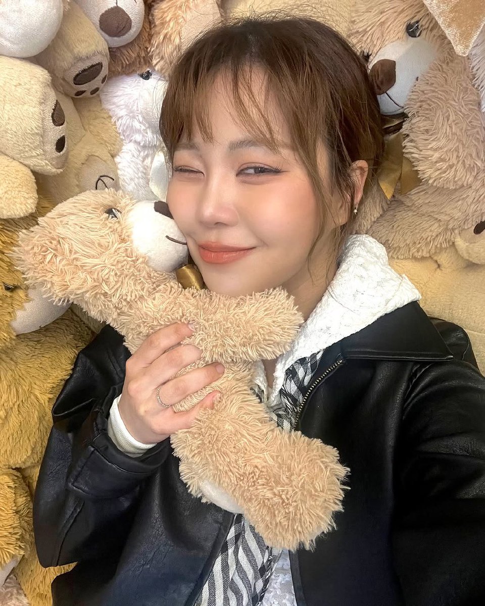 3piece_updates's tweet photo. ★ 080425
Iya's Instagram update
— Ahhh- I like being buried(in teddy bears)-🧸🧸🧸
#3piece #쓰리피스 #피어올라 #Light_up https://t.co/U0IujRVn27