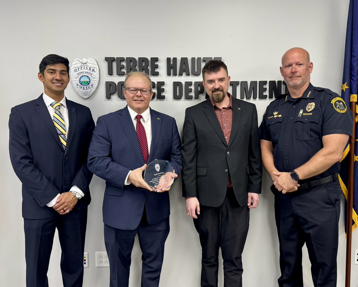Yesterday, the Terre Haute Police Department recognized several businesses and organizations that support their Community Outreach Program — and Riddell National Bank was proud to be one of them.
Thank you, THPD, for all you do for our community!
