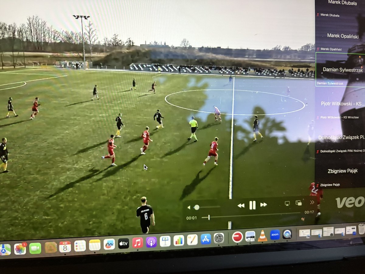Szkolenie on-line⚽️sędziów i obserwatorów <a href="/KolejeD/">Koleje Dolnośląskie</a> IV liga <a href="/DolZPN/">Dolnośląski Związek Piłki Nożnej</a>. Jak najlepiej się uczyć jak nie na swoich i kolegów z tej samej ligi błędach i świetnych decyzjach💪Dziś analizę występów arbitrów z pierwszych kolejek rundy wiosennej oraz dyskusję prowadzi Damian Sylwestrzak.