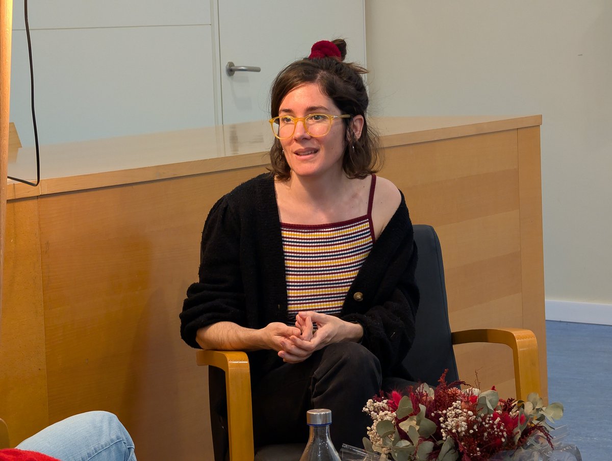 🌹 Amb la presentació de ‘La intrusa’ d'Irene Pujadas, comencen les presentacions de llibres d'aquest Sant Jordi a Viladecans!

🧵 Mira tot el que t’espera 👇