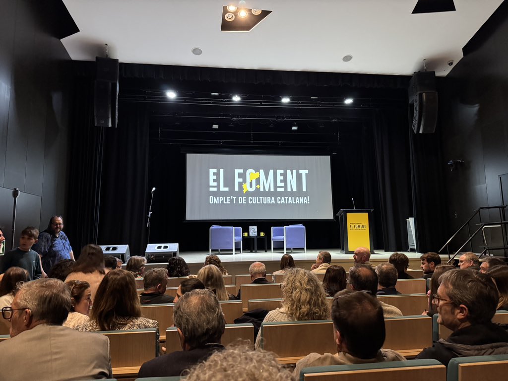 gcapdevila's tweet photo. Avui soc a la presentació de la nova revista del @ElFoment_org en representació dels editors de revistes i mitjans digitals dels PPCC @revistesAPPEC https://t.co/IcT35Ndf1Y