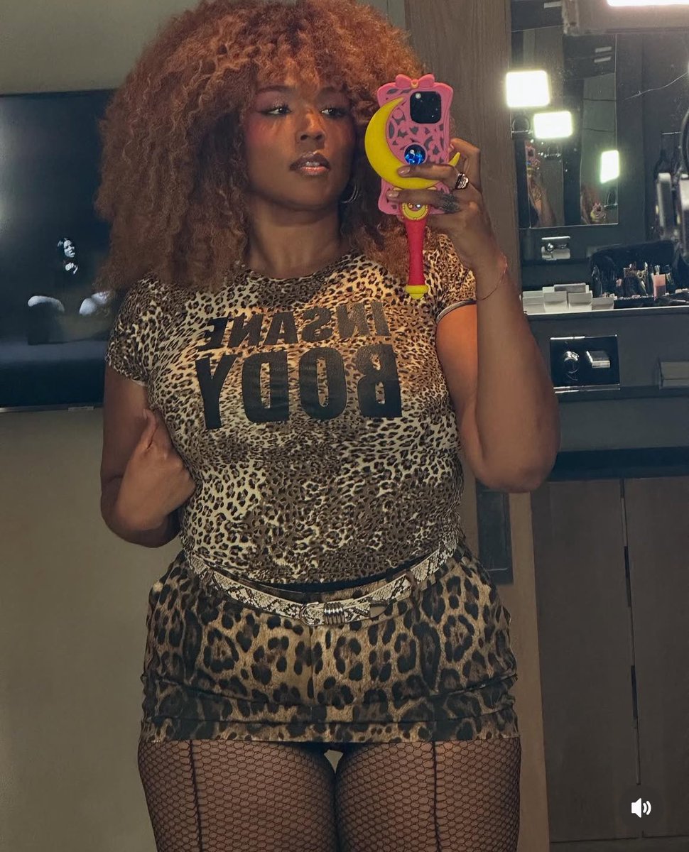dutchessofpop's tweet photo. is this a thigh gap? https://t.co/LnfyGHJq3r