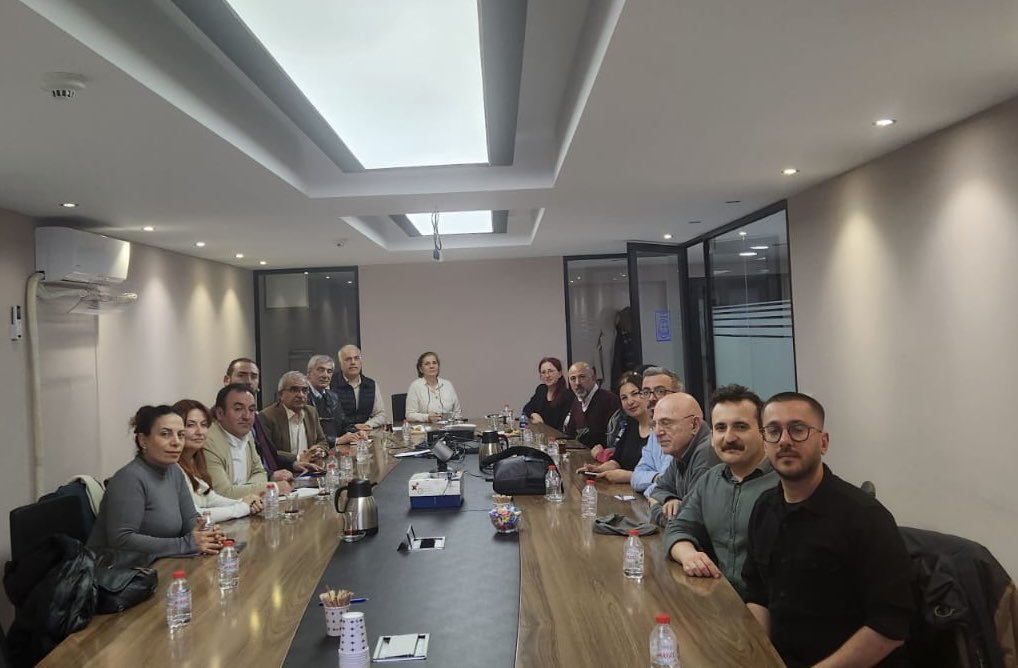 Tutuklu öğrencilerimizin ailelerinin oluşturduğu Anne-Baba Dayanışma Ağı il koordinasyon kurulumuza ziyarette bulundu. 

Tutuklu öğrencilerle dayanışma içerisinde olmaya devam edeceğiz. 

Öğrenciler derhal serbest bırakılsın!

#ÇocuklarımızİçinBirİmza 
🔗 change.org/p/%C3%A7ocukla…