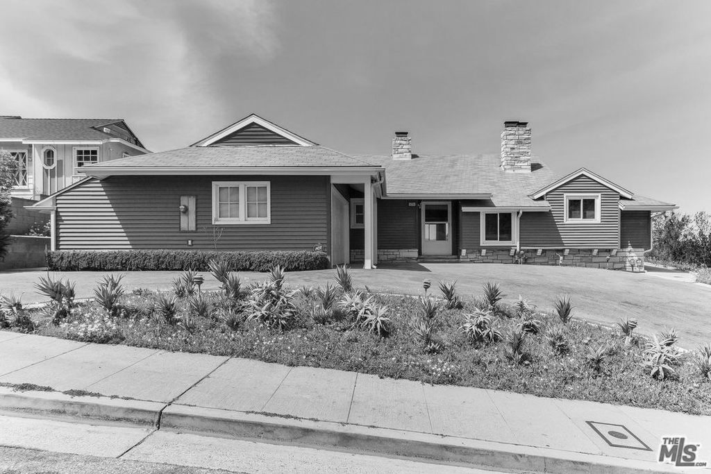 Alloi's tweet photo. Transforming the Syntax House has been a bold, rewarding journey—showcasing the strength of our integrated design-build process.

We preserved what worked, reimagined the rest, and solved complex site challenges in real time.

More on the project ↓
https://t.co/4wbioVT7K7 https://t.co/Rc3BjnTB24
