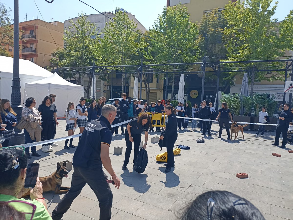 Tampm_Picassent's tweet photo. Algunos compañer@s han estado hoy en la Feria del Estudiante de Gandía, dando a conocer nuestra profesión a los jóvenes y al resto de la sociedad, charlando con ellos y también con una exhibición de la Unidad Cinológica del CP Picassent. ¡Gracias compañeros!
#sosprisiones
#TAMPM https://t.co/gGC8cIeFLd