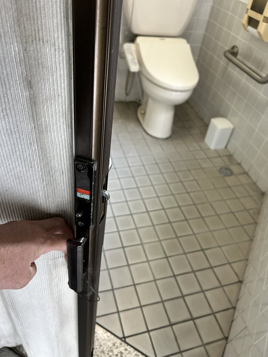 inouesingo's tweet photo. 百三十銀行ギャラリーへ。利用者の方から障がい者用トイレの鍵で相談がありました。 https://t.co/YMNzrxHF4W