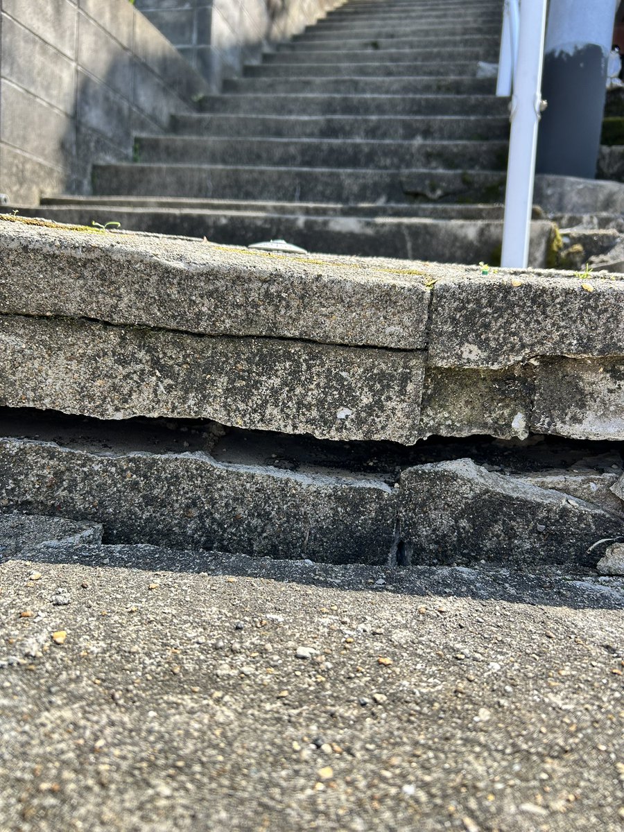 inouesingo's tweet photo. 階段の破損があり、どうも地下が陥没しているのではと相談があり、現地へ https://t.co/HCxvYcqSIB