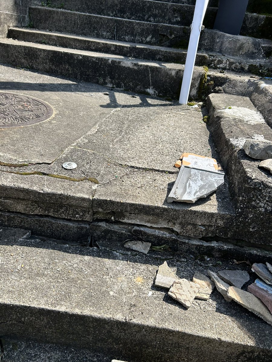 inouesingo's tweet photo. 階段の破損があり、どうも地下が陥没しているのではと相談があり、現地へ https://t.co/HCxvYcqSIB