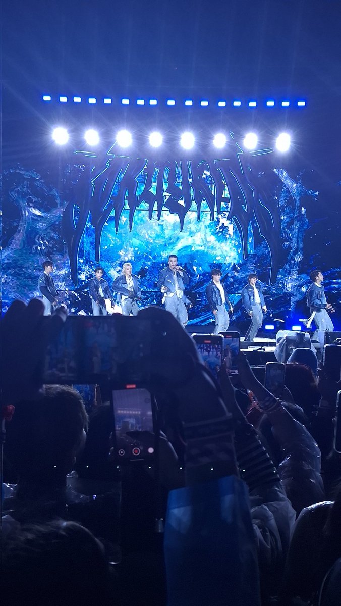 sweatbang's tweet photo. EU VI O STRAY KIDS CARALHO https://t.co/ix5fFnJdd9