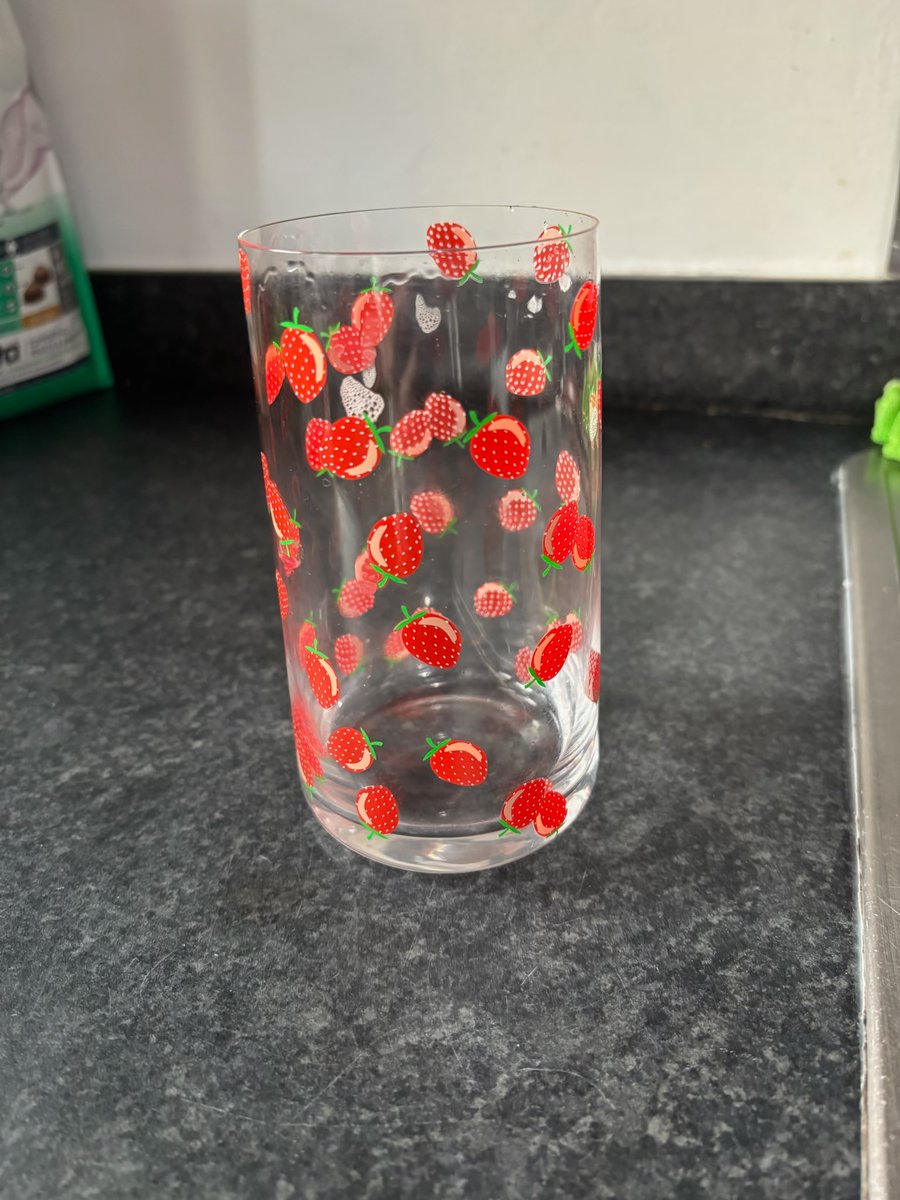 deekybloke's tweet image. @asda you may want to take these glasses off the shelf. Look at the damage an unbroken one did to my wife’s hand whilst washing.  No breaks or chips, the rims are too sharp and dangerous!!!