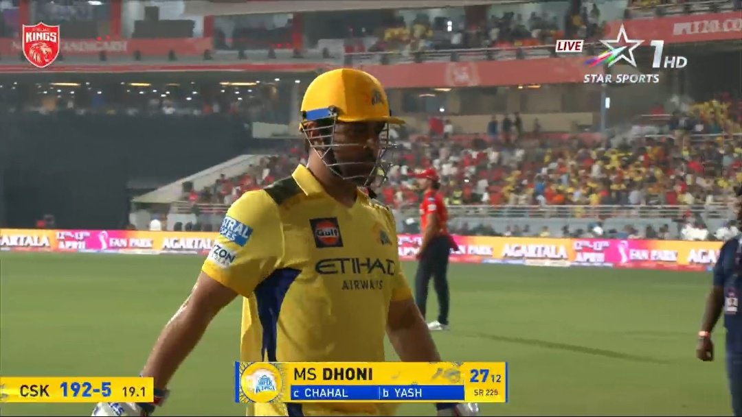 SkyXRohit1's tweet image. Couldn&apos;t believe he&apos;s 44🥵

Aise sixes to vegan diet, 3000 ka paani peene waale se na maare jaate🤫🤣

#MSDhoni #cskvspkbs