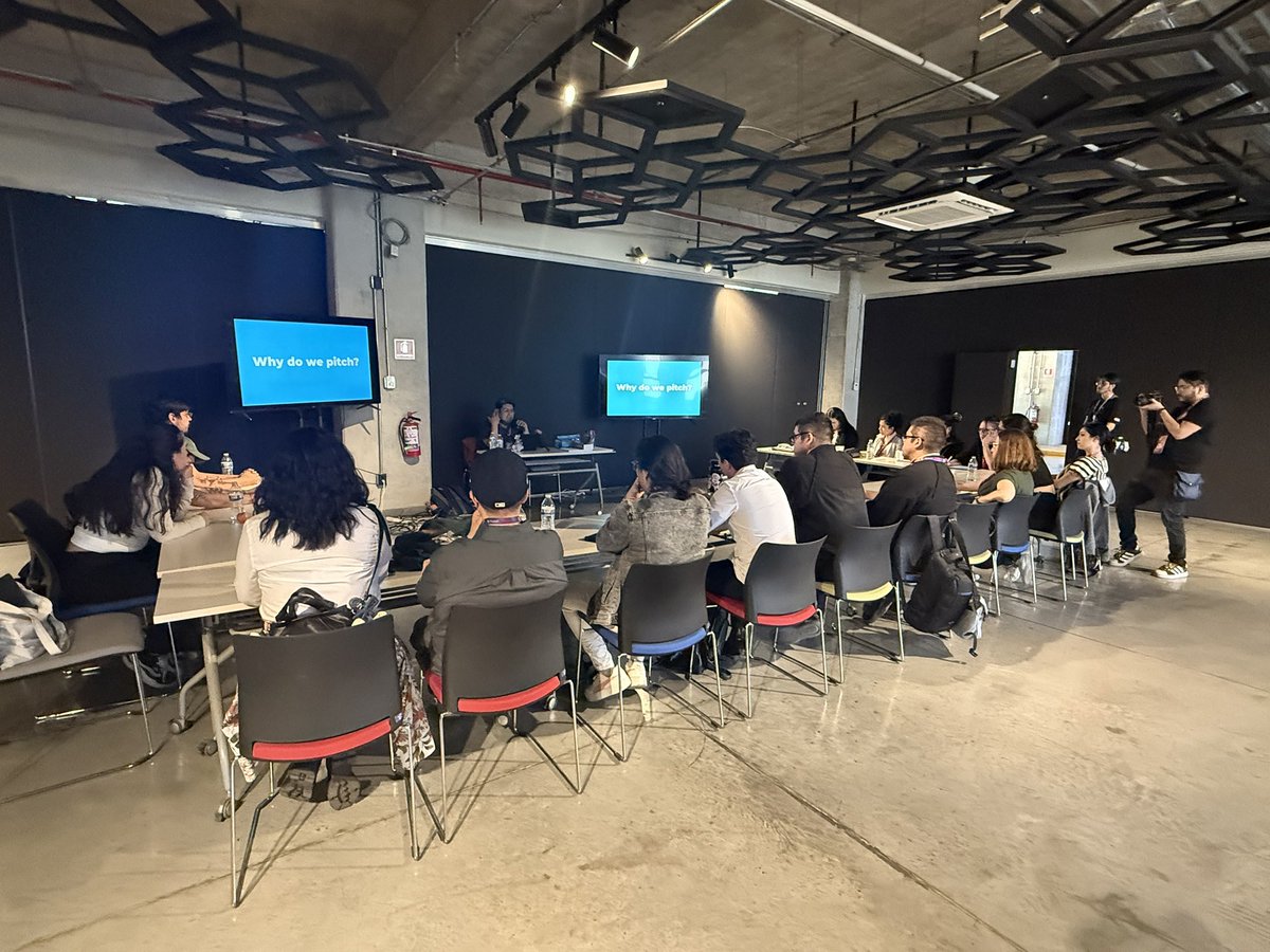 Pixelatl's tweet photo. Primer taller del #Bootcamp de #Shortway
@bermejo explicando por qué es importante hacer un pitch
#EncantaElMundo https://t.co/u3f4AjYrkF