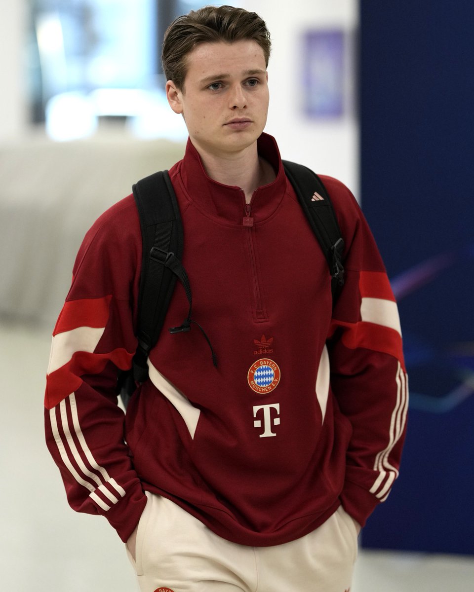 21-year-old Jonas Urbig starts in goal for Bayern München 🧤

#UCL