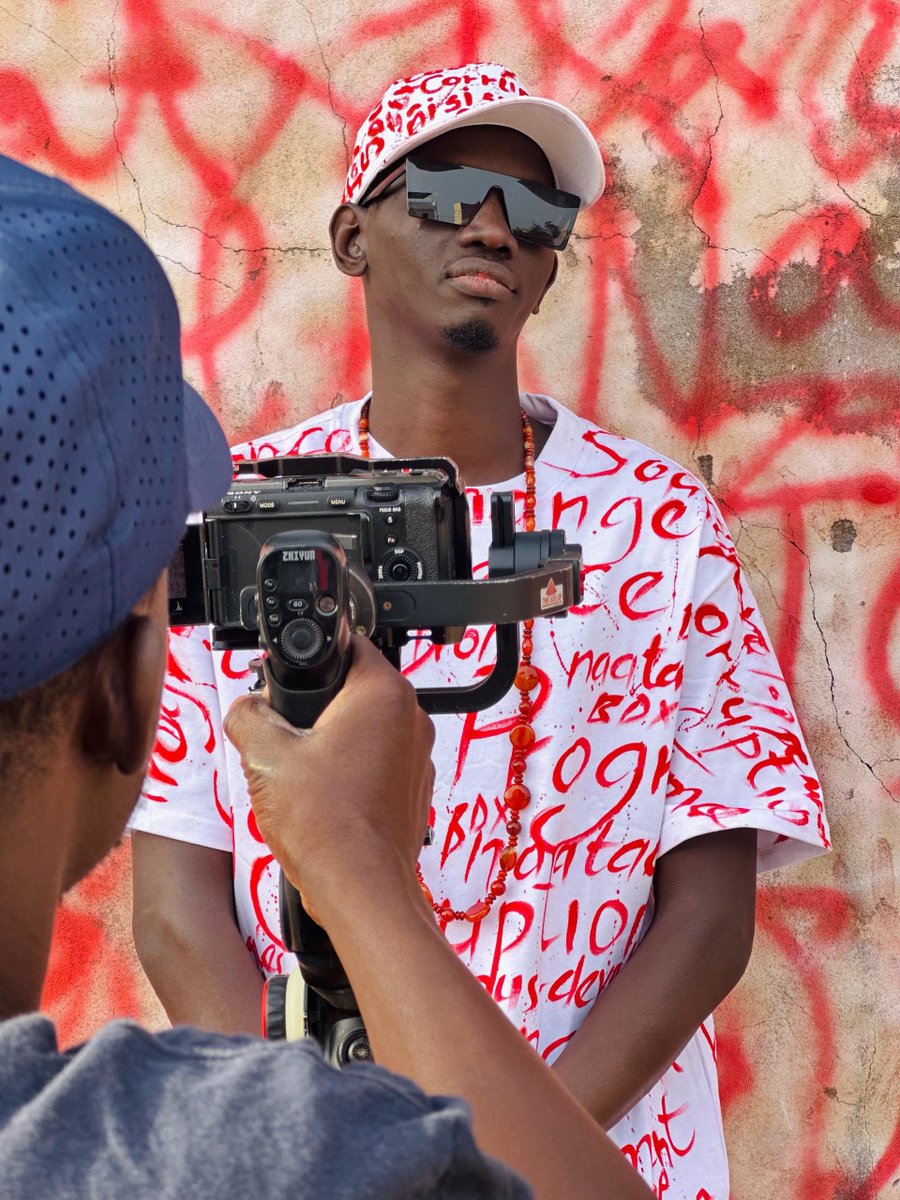 BigDatX2's tweet photo. Corruption mbuxum kaañ ci kaw lay doore ñi si suuf lay gaañ 🤷🏾‍♂️

Accessoires 👕-🧢-🖼️ : Nittu Deug 👏🏾
Real 🎥 : devantmacamera 🚀

Tolof Tolof (clip officiel) ➡️ https://t.co/0Ex5zhu4XG

#ogkajooroi #bigdatx #toloftolof #devantmacaméra https://t.co/Moff0hsSLD