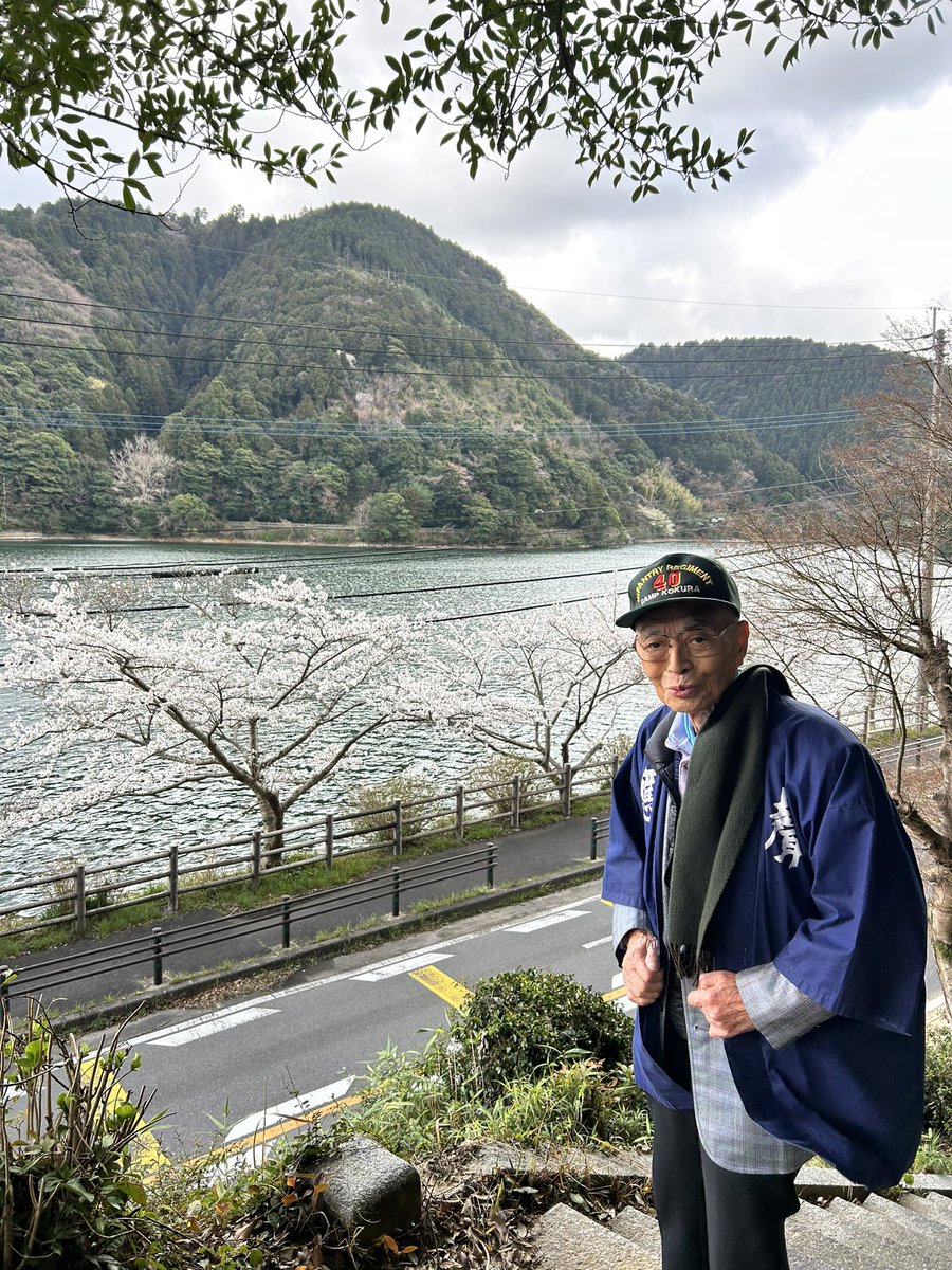 inouesingo's tweet photo. 河内貯水池の石の積み方が職人技で素晴らしいと、90歳になられる古典の先生と、現地の歴史を学びに現地へ。100年近く前の石積みは破損せず、随分経って設置された柵の土台の方が壊れている💦　職人技ですね。 https://t.co/xmqsu79cA3