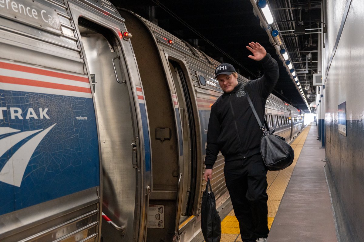 NHLFlyers's tweet photo. Riding the rails to NYC. 👋 #LetsGoFlyers https://t.co/H4nUTdUCoc