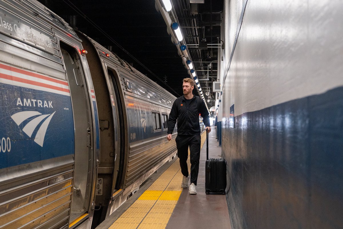 NHLFlyers's tweet photo. Riding the rails to NYC. 👋 #LetsGoFlyers https://t.co/H4nUTdUCoc