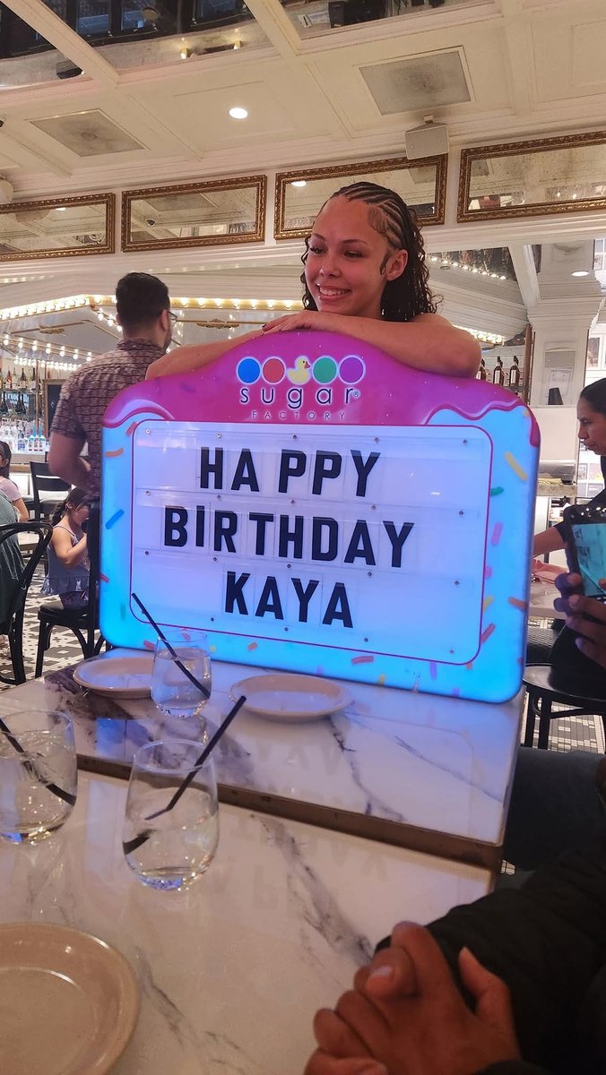 MNDiamondElite1's tweet image. Happy Birthday Kaya! Wishing you many more! Shine Bright Like A Diamond. @CoachTifff
@Desmondw73
#WeOverMe
#Diamond4Life