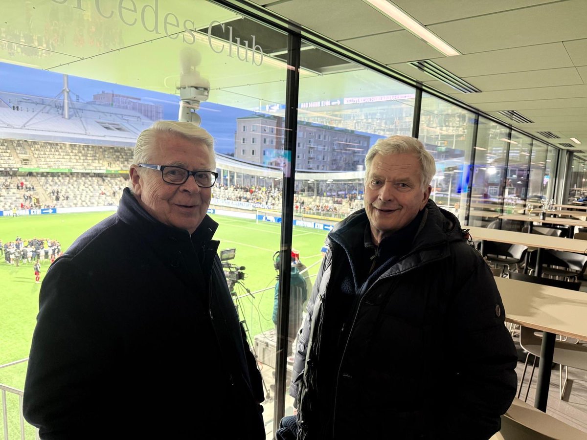 KummolaKalervo's tweet photo. Oltiin Presidentti Sauli Niinistön kanssa katsomassa Tammelan upealla stadionilla, kun Helmarit kaatoi Unkarin komeilla maaleilla 3-0. Onnittelut. https://t.co/6zarIUYnTd