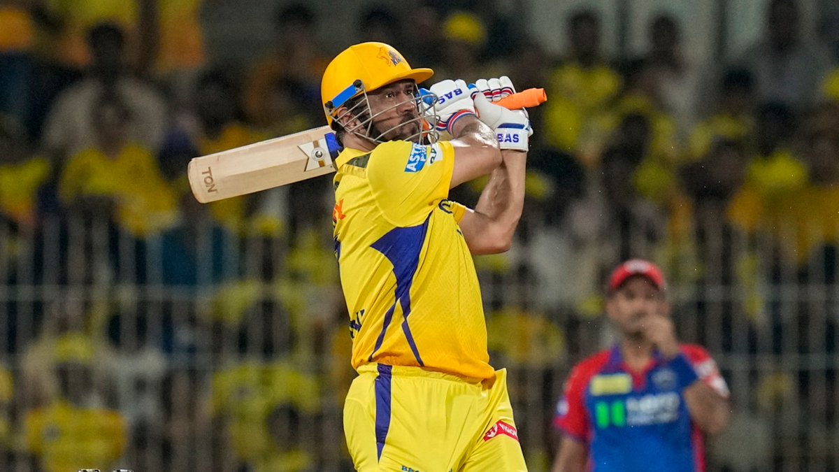 Harshrajraja's tweet image. Well Played Mahi @msdhoni 27*(12) 😍👏. #cskvspkbs #WhistlePodu 💛🦁