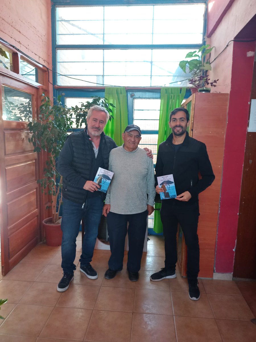 GobiernoNQN's tweet photo. Hoy visitamos la Biblioteca Popular Segundo Vázquez del barrio Villa Ceferino. Don Luis Bascur obsequió su libro "Reflejos de un Trotamundos", un conjunto de poemas y relatos que expresan su vida, su familia, el amor por Neuquén y su barrio. 

¡Muchas gracias por la invitación! https://t.co/izAZGEeMnA