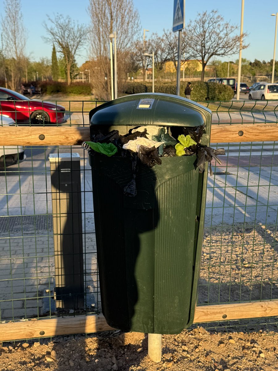 HeleCarrascal's tweet photo. Desbordamiento de m*** en el Cañaveral. Luego nos quejamos del pipican pero ni limpian ni recogen las basuras… https://t.co/2pnEUx10qf