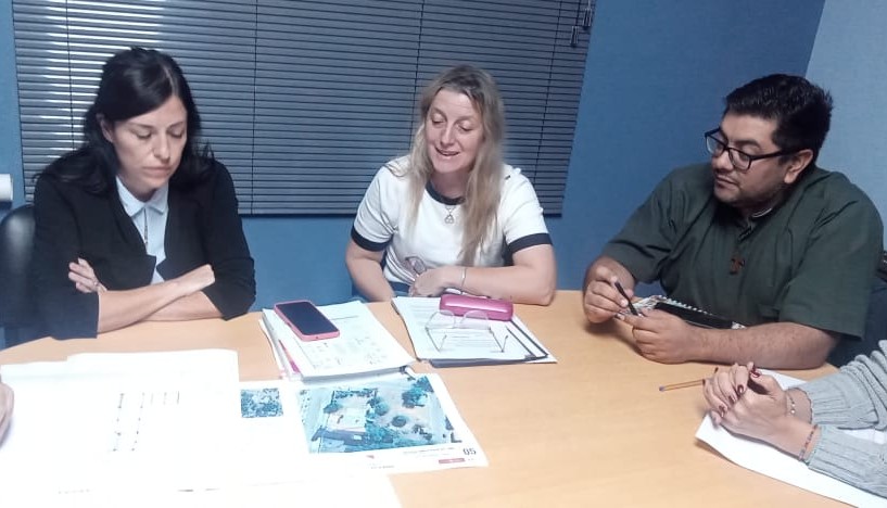 AkikiTurko's tweet photo. Junto al secretario de Obras Públicas Raúl Andalor, la arquitecta del Obispado Mariana Romanazzi y el párroco Alexis, tratamos las diferentes propuestas presentadas por el @MinInfra para la refacción de la Iglesia Santa Rosa de Lima de Patquia y optamos por la más viable 🔽 https://t.co/HTu68kOgiI