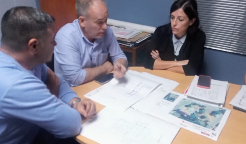 AkikiTurko's tweet photo. Junto al secretario de Obras Públicas Raúl Andalor, la arquitecta del Obispado Mariana Romanazzi y el párroco Alexis, tratamos las diferentes propuestas presentadas por el @MinInfra para la refacción de la Iglesia Santa Rosa de Lima de Patquia y optamos por la más viable 🔽 https://t.co/HTu68kOgiI