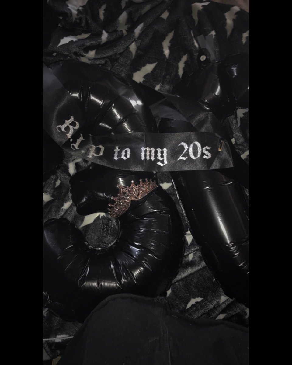 DAIZEEJONAS's tweet photo. R.I.P. my 20s happy birthday to me ⚰️🦇💀🎶🖤🥳🎊😂 https://t.co/k6rqB1wboK
