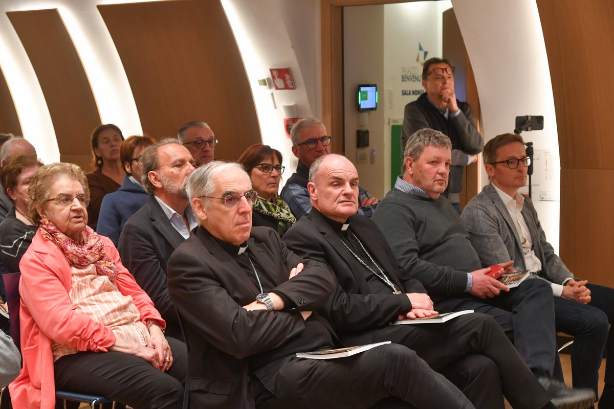 MatteoFesti's tweet photo. Dopo mesi di lavoro assieme ai giornalisti  Rudari e Cerone ecco la presentazione del Libro: La Pasqua di Gerusalemme. Un grazie ai relatori il Custode di Terra Santa Fra Francesco Patton ofm, l’Arcivescovo Giovanni Pietro Dal Toso, Nunzio Apostolico ad Amman. Foto Daniele Mosna https://t.co/AL7qxc1XtX