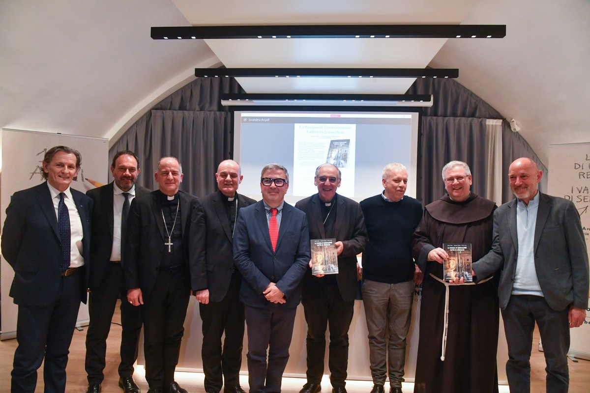 MatteoFesti's tweet photo. Dopo mesi di lavoro assieme ai giornalisti  Rudari e Cerone ecco la presentazione del Libro: La Pasqua di Gerusalemme. Un grazie ai relatori il Custode di Terra Santa Fra Francesco Patton ofm, l’Arcivescovo Giovanni Pietro Dal Toso, Nunzio Apostolico ad Amman. Foto Daniele Mosna https://t.co/AL7qxc1XtX