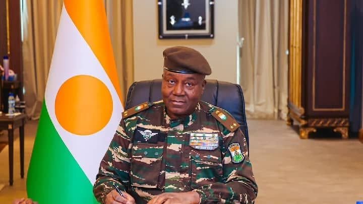 AfricanousTV's tweet photo. #Politique #Culture #Niger 

Le Niger fait de l' Haoussa sa nouvelle langue officielle.

Le Niger a marqué l’histoire en retirant au français son statut de langue officielle le 26 mars 2024, le remplaçant par le haoussa,
 https://t.co/z2WSH1rPNM https://t.co/oK86PHfs3a