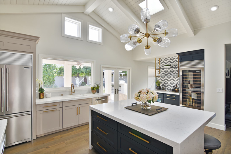 WellbornCabinet's tweet photo. 🛠️ Design Tip Tuesday: Add contrast + character!
✔ Light uppers + dark lowers
✔ Gold or matte black hardware
✔ Open shelving for a fresh feel

#DesignTipTuesday #KitchenInspo #WellbornCabinet #CabinetStyle https://t.co/yunEfpit7m