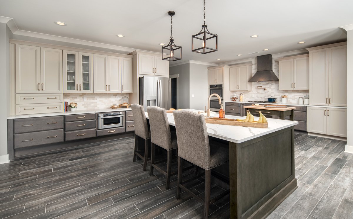 WellbornCabinet's tweet photo. 🛠️ Design Tip Tuesday: Add contrast + character!
✔ Light uppers + dark lowers
✔ Gold or matte black hardware
✔ Open shelving for a fresh feel

#DesignTipTuesday #KitchenInspo #WellbornCabinet #CabinetStyle https://t.co/yunEfpit7m
