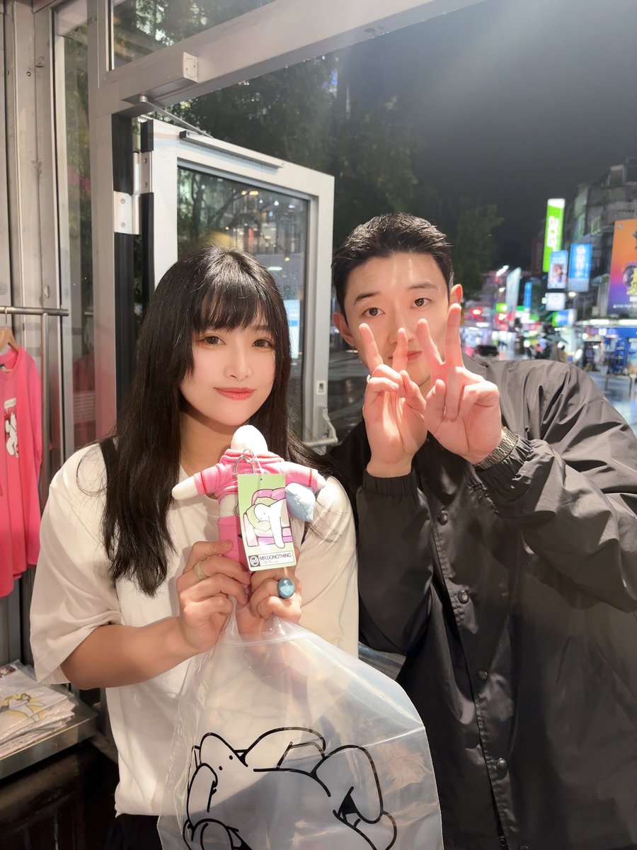 hinata_quarte's tweet photo. Mr.Donothingぬいゲットした😌
僕が加工アプリ使ってCHO Hee – jaeも可愛い顔になっちゃうから顔の前でピースして回避してくるw ぬいのおしりにサインしてもらった✌️
#mrdonothing https://t.co/Som9iV0P3a