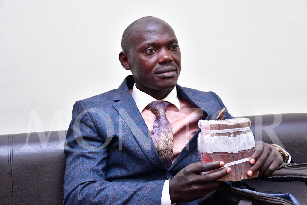 AbeMoses17's tweet photo. Dr. @KagaboMzee returned back the 40m bribe to  @Parliament_Ug. His quality of leadership was paramount .The alleged shs 100m dished out to members of parliament is total curse to our country.  We can not be the agents of lawmakers yet we undermine law. #CORRUPTION #muststop. https://t.co/8VJQwiASnd
