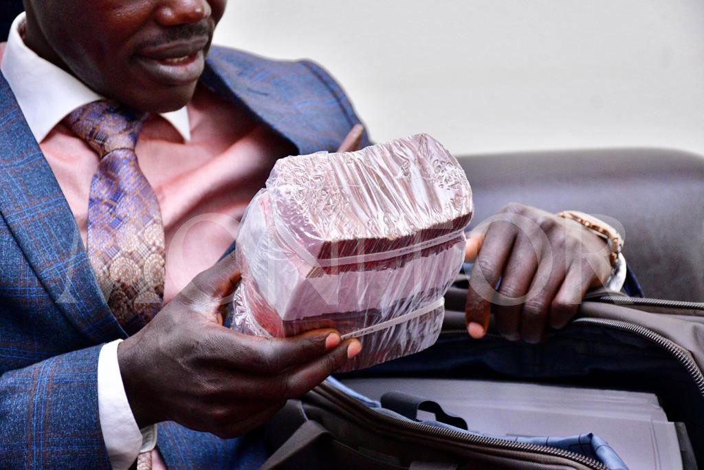 AbeMoses17's tweet photo. Dr. @KagaboMzee returned back the 40m bribe to  @Parliament_Ug. His quality of leadership was paramount .The alleged shs 100m dished out to members of parliament is total curse to our country.  We can not be the agents of lawmakers yet we undermine law. #CORRUPTION #muststop. https://t.co/8VJQwiASnd