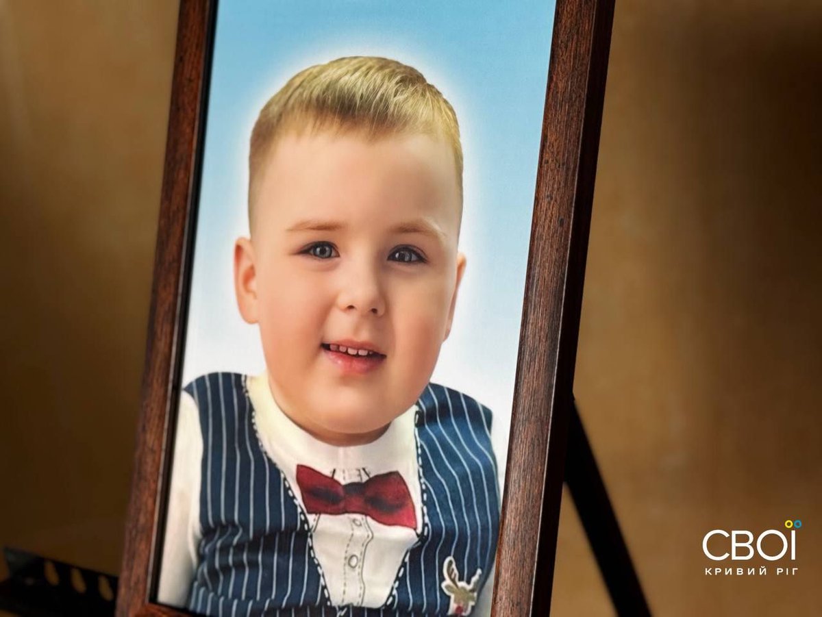 EuromaidanPress's tweet photo. The youngest child killed by the Russian missile strike on Kryvyi Rih was buried today.

Three-year-old Tymofii loved space rockets and ladybugs. He was among nine children that Russia killed on 4 April. Twenty people died in total. 

Tymofii was returning home from a playground with his grandmother when the missile struck. His grandmother was hospitalized with severe wounds, but the boy didn't survive his injuries.

📷svoiKR/ Telegram