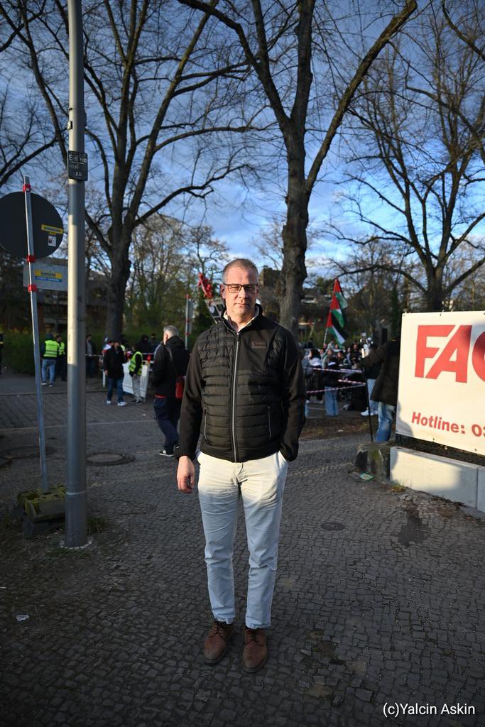 BuettnerAndreas's tweet photo. Mein Fazit zu der heutigen Demo vor der Botschaft @IsraelinGermany 

1. Die Demos sind tief in der Berliner Islamisten-Szene verankert.
Es waren nicht einfach „Friedensaktivisten“ vor Ort. Es waren Führungspersonen aus der islamistischen Szene Berlins. Wer dort stand, hatte eine klare ideologische Agenda – und die richtet sich gegen unsere freiheitlich-demokratische Grundordnung.

2. Die Existenz Israels wird offen abgelehnt.
Es geht diesen Gruppen nicht um „Freiheit für Palästina“ in den Grenzen von 1967. Es geht um die vollständige Auslöschung Israels. Zitat: „Es geht nicht nur um Gaza oder das Westjordanland, es geht um das ganze Palästina mit unserer Hauptstadt Al-Quds.“

3. Der 7. Oktober wird geleugnet.
Der schlimmste antisemitische Terroranschlag seit der Shoah – einfach geleugnet. Angeblich hätten „Palästinenser noch nie jemanden angegriffen“. Diese Geschichtsverfälschung ist nicht nur gefährlich, sondern auch zutiefst verletzend für die Opfer, ihre Familien und für alle Jüdinnen und Juden in Deutschland.

4. Es wurde die Hymne der Hamas gespielt.
Kein Missverständnis, kein Zufall: Die Hymne einer Terrororganisation, die für Mord, Vergewaltigung und das Niederbrennen von Dörfern verantwortlich ist, wurde öffentlich auf einer deutschen Straße gespielt – direkt vor der israelischen Botschaft.
Wer das duldet, duldet Terrorverherrlichung.

5. Antisemitismusbeauftragte werden gezielt angegriffen.
Sobald sie mich erkannt haben, wurden ihre Reden persönlich gegen mich gerichtet. Sie waren vorbereitet. Sie hatten offensichtlich vorher Fotos gemacht, mich identifiziert, recherchiert, meinen Namen und meine Funktion gefunden – und dann in ihren Hass eingebaut.
Das ist kein Zufall. Das ist professionelle Einschüchterung.

Mein Fazit:
Wir haben es nicht mit harmlosen Protesten zu tun, sondern mit einer ideologisch bestens vernetzten Szene, die unsere Gesellschaft verachtet (Zitat: Ich hasse meinen deutschen Pass), den demokratischen Staat bekämpft – und vor allem eines nicht akzeptieren kann: dass Jüdinnen und Juden ein Existenzrecht haben – in Israel und in Deutschland.

Ich werde nicht schweigen. Gerade jetzt ist es unsere Aufgabe, Antisemitismus klar zu benennen, egal aus welcher Ecke er kommt.
Und ich sage es deutlich: Der Antisemitismus von Islamisten ist ebenso gefährlich wie der von Rechtsextremen.

(Bild 1 und 2: @YalcinAskin Bild 3 und neun von mir) 

#b0804 #berlin