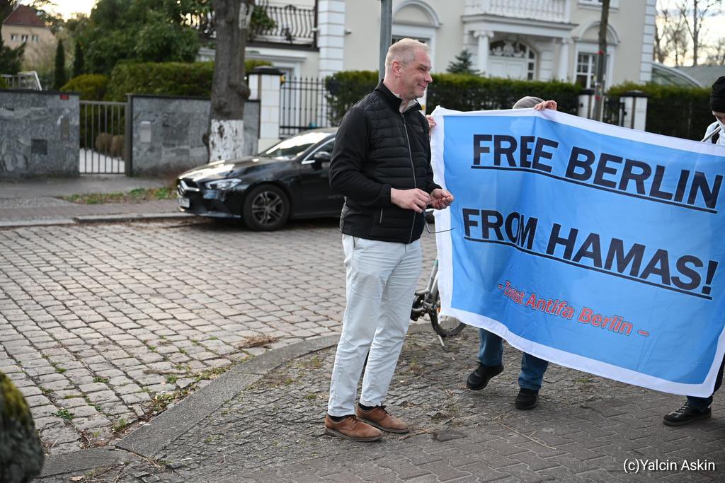 BuettnerAndreas's tweet photo. Mein Fazit zu der heutigen Demo vor der Botschaft @IsraelinGermany 

1. Die Demos sind tief in der Berliner Islamisten-Szene verankert.
Es waren nicht einfach „Friedensaktivisten“ vor Ort. Es waren Führungspersonen aus der islamistischen Szene Berlins. Wer dort stand, hatte eine klare ideologische Agenda – und die richtet sich gegen unsere freiheitlich-demokratische Grundordnung.

2. Die Existenz Israels wird offen abgelehnt.
Es geht diesen Gruppen nicht um „Freiheit für Palästina“ in den Grenzen von 1967. Es geht um die vollständige Auslöschung Israels. Zitat: „Es geht nicht nur um Gaza oder das Westjordanland, es geht um das ganze Palästina mit unserer Hauptstadt Al-Quds.“

3. Der 7. Oktober wird geleugnet.
Der schlimmste antisemitische Terroranschlag seit der Shoah – einfach geleugnet. Angeblich hätten „Palästinenser noch nie jemanden angegriffen“. Diese Geschichtsverfälschung ist nicht nur gefährlich, sondern auch zutiefst verletzend für die Opfer, ihre Familien und für alle Jüdinnen und Juden in Deutschland.

4. Es wurde die Hymne der Hamas gespielt.
Kein Missverständnis, kein Zufall: Die Hymne einer Terrororganisation, die für Mord, Vergewaltigung und das Niederbrennen von Dörfern verantwortlich ist, wurde öffentlich auf einer deutschen Straße gespielt – direkt vor der israelischen Botschaft.
Wer das duldet, duldet Terrorverherrlichung.

5. Antisemitismusbeauftragte werden gezielt angegriffen.
Sobald sie mich erkannt haben, wurden ihre Reden persönlich gegen mich gerichtet. Sie waren vorbereitet. Sie hatten offensichtlich vorher Fotos gemacht, mich identifiziert, recherchiert, meinen Namen und meine Funktion gefunden – und dann in ihren Hass eingebaut.
Das ist kein Zufall. Das ist professionelle Einschüchterung.

Mein Fazit:
Wir haben es nicht mit harmlosen Protesten zu tun, sondern mit einer ideologisch bestens vernetzten Szene, die unsere Gesellschaft verachtet (Zitat: Ich hasse meinen deutschen Pass), den demokratischen Staat bekämpft – und vor allem eines nicht akzeptieren kann: dass Jüdinnen und Juden ein Existenzrecht haben – in Israel und in Deutschland.

Ich werde nicht schweigen. Gerade jetzt ist es unsere Aufgabe, Antisemitismus klar zu benennen, egal aus welcher Ecke er kommt.
Und ich sage es deutlich: Der Antisemitismus von Islamisten ist ebenso gefährlich wie der von Rechtsextremen.

(Bild 1 und 2: @YalcinAskin Bild 3 und neun von mir) 

#b0804 #berlin