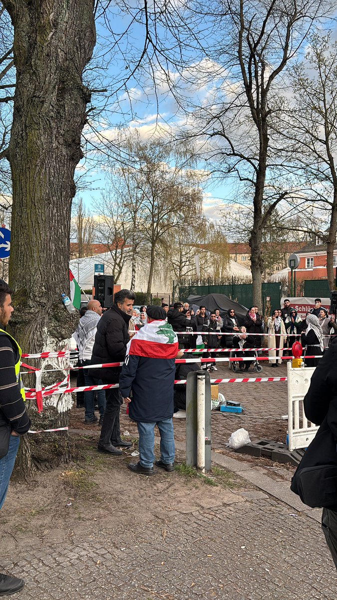 BuettnerAndreas's tweet photo. Mein Fazit zu der heutigen Demo vor der Botschaft @IsraelinGermany 

1. Die Demos sind tief in der Berliner Islamisten-Szene verankert.
Es waren nicht einfach „Friedensaktivisten“ vor Ort. Es waren Führungspersonen aus der islamistischen Szene Berlins. Wer dort stand, hatte eine klare ideologische Agenda – und die richtet sich gegen unsere freiheitlich-demokratische Grundordnung.

2. Die Existenz Israels wird offen abgelehnt.
Es geht diesen Gruppen nicht um „Freiheit für Palästina“ in den Grenzen von 1967. Es geht um die vollständige Auslöschung Israels. Zitat: „Es geht nicht nur um Gaza oder das Westjordanland, es geht um das ganze Palästina mit unserer Hauptstadt Al-Quds.“

3. Der 7. Oktober wird geleugnet.
Der schlimmste antisemitische Terroranschlag seit der Shoah – einfach geleugnet. Angeblich hätten „Palästinenser noch nie jemanden angegriffen“. Diese Geschichtsverfälschung ist nicht nur gefährlich, sondern auch zutiefst verletzend für die Opfer, ihre Familien und für alle Jüdinnen und Juden in Deutschland.

4. Es wurde die Hymne der Hamas gespielt.
Kein Missverständnis, kein Zufall: Die Hymne einer Terrororganisation, die für Mord, Vergewaltigung und das Niederbrennen von Dörfern verantwortlich ist, wurde öffentlich auf einer deutschen Straße gespielt – direkt vor der israelischen Botschaft.
Wer das duldet, duldet Terrorverherrlichung.

5. Antisemitismusbeauftragte werden gezielt angegriffen.
Sobald sie mich erkannt haben, wurden ihre Reden persönlich gegen mich gerichtet. Sie waren vorbereitet. Sie hatten offensichtlich vorher Fotos gemacht, mich identifiziert, recherchiert, meinen Namen und meine Funktion gefunden – und dann in ihren Hass eingebaut.
Das ist kein Zufall. Das ist professionelle Einschüchterung.

Mein Fazit:
Wir haben es nicht mit harmlosen Protesten zu tun, sondern mit einer ideologisch bestens vernetzten Szene, die unsere Gesellschaft verachtet (Zitat: Ich hasse meinen deutschen Pass), den demokratischen Staat bekämpft – und vor allem eines nicht akzeptieren kann: dass Jüdinnen und Juden ein Existenzrecht haben – in Israel und in Deutschland.

Ich werde nicht schweigen. Gerade jetzt ist es unsere Aufgabe, Antisemitismus klar zu benennen, egal aus welcher Ecke er kommt.
Und ich sage es deutlich: Der Antisemitismus von Islamisten ist ebenso gefährlich wie der von Rechtsextremen.

(Bild 1 und 2: @YalcinAskin Bild 3 und neun von mir) 

#b0804 #berlin