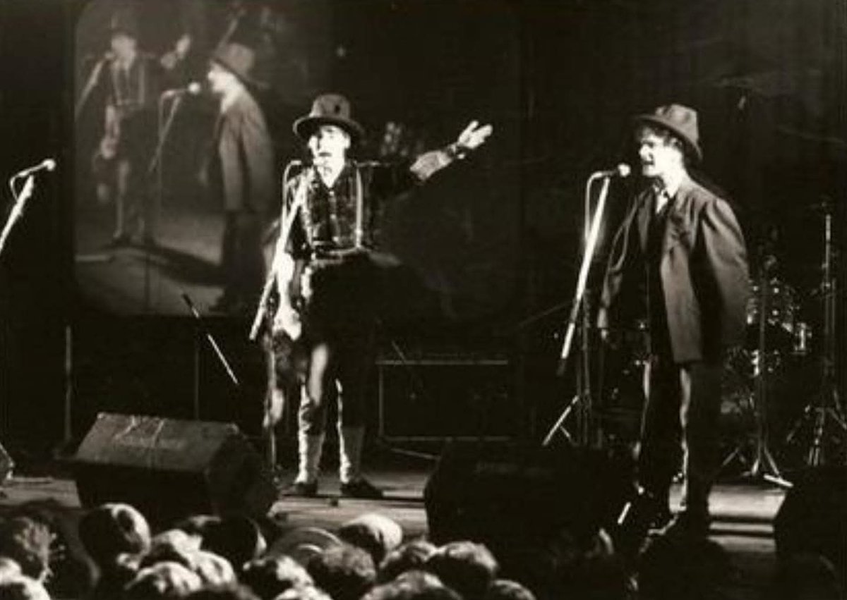 Here's a photo of <a href="/CrowleyOnAir/">Gary Crowley</a> with #MalcolmMcLaren, who died 15 years ago today, at their final 'Tuesday Club Night Out' at the Lyceum Ballroom, back in 1983. 🙏🏻