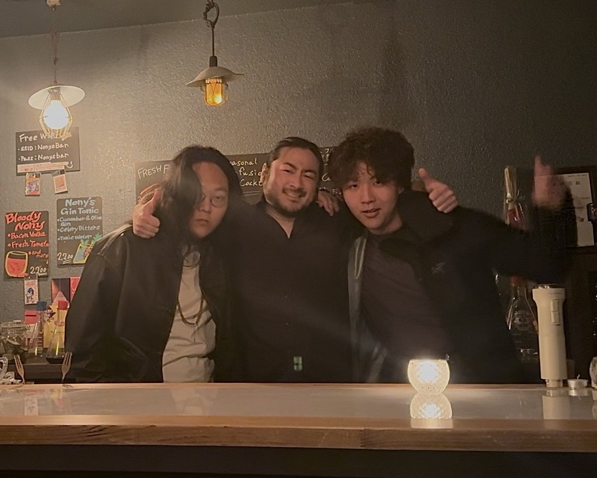 nonymasa's tweet photo. 俺は今夜もたくさんのお客様に会うことができた。みんなありがとう。
趣味の話したり、日本語の難しさを語ったり。
出身とか意味ない。やめよ。
任せとけ、ここはNony'sだよ。
特に、リュウとリーにお礼を言わないとね。
ありがとう。
世界はすぐに1つになれるよ。#nony https://t.co/tWm7G73Z77