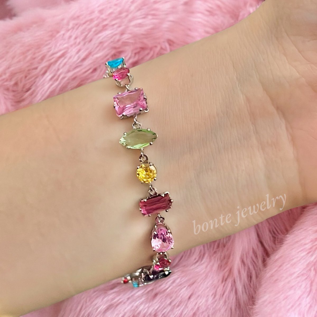 BonteJewelry's tweet photo. Bayram şekeri gibi 🎀 Bu bileklik artık senin çünkü göndere basınca çıkan @2. kişi sana hediye edecek🤭💗 https://t.co/nfEiZ4y6j4