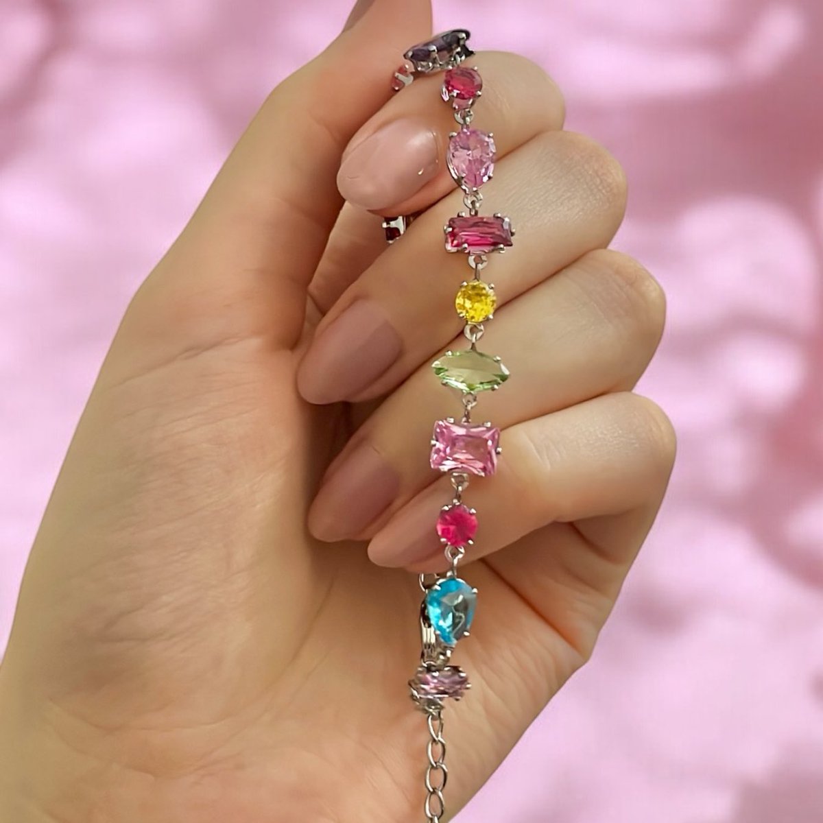 BonteJewelry's tweet photo. Bayram şekeri gibi 🎀 Bu bileklik artık senin çünkü göndere basınca çıkan @2. kişi sana hediye edecek🤭💗 https://t.co/nfEiZ4y6j4