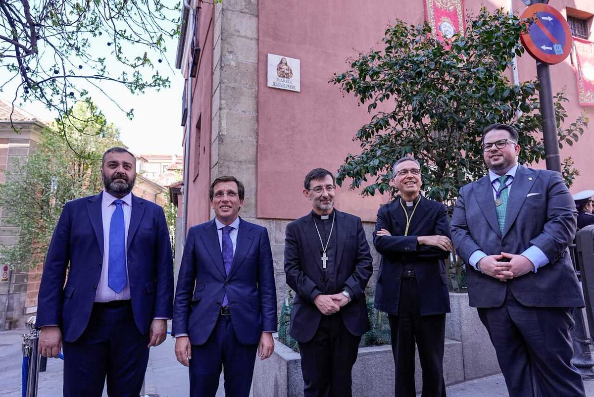 JMDCentro's tweet photo. 📢Dedicamos una plazuela a Jesús el Pobre en #DistritoCentro, en la calle del Nuncio, entre la Costanilla de San Pedro y la calle del Pretil de Santiesteban

✅El alcalde de #Madrid @AlmeidaPP_, junto al concejal @seguragc, ha inaugurado este espacio

👉https://t.co/hYTfEwc5Eu https://t.co/q2NuaWzosV